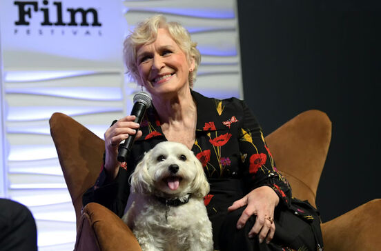 Glenn Close é imortalizada no TCL Chinese Theatre. E o seu amiguinho Pip também 