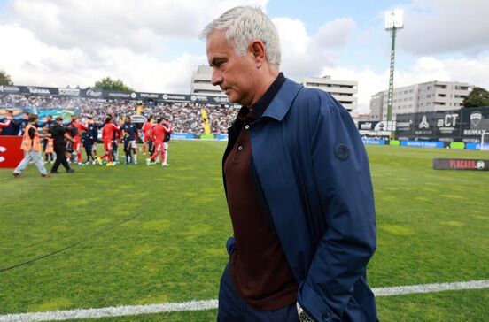 Treinador José Mourinho, Benfica, Vila Nova de Famalicão