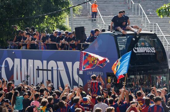 Barcelona pintada de 'blaugrana': milhares invadem as ruas para celebrar o bicampeonato da equipa catalã