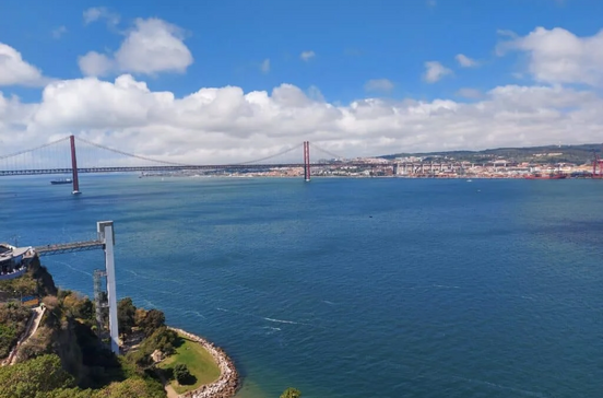 Elevador panorâmico com vista para Lisboa e a Ponte 25 de Abril.
