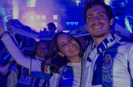 Hugo Montenegro festeja título do FC Porto com a namorada no Porto