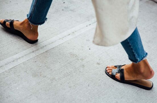 Sandálias minimalistas, sugestão elegante e de baixo custo para o verão
