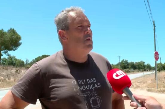 'Agarradas às pernas': revelados novos detalhes sobre as crianças encontradas sozinhas
