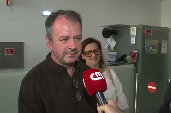 Padeiro que salvou irmãos abandonadas emociona-se ao ser distinguido como 'Herói CM'