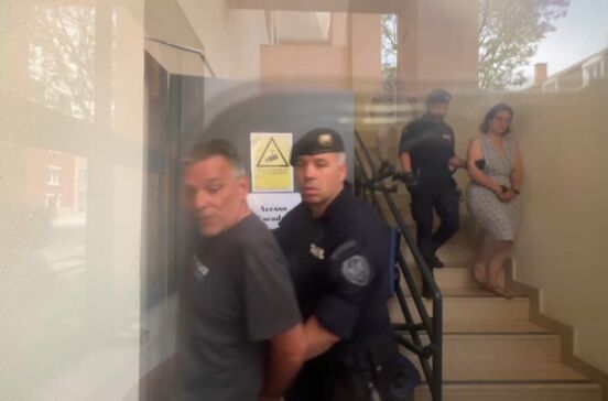 Marine e Marc à saída do tribunal de Setúbal depois saberem que ficam em prisão preventiva