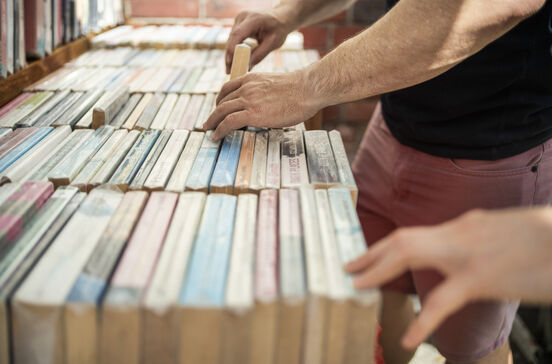Feira do Livro de Lisboa prepara edição de 2026 com variedade de títulos.
