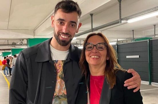 Bruno Fernandes posa ao lado da mãe