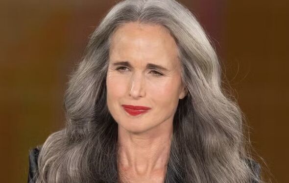 Andie MacDowell aposta em cabelos brancos, aderindo à tendência de Grey Blending