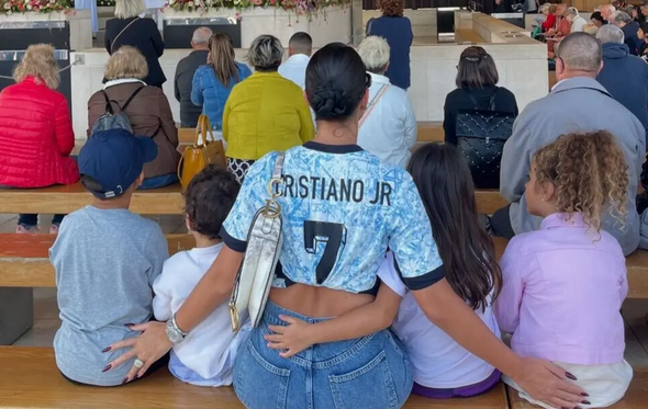 Georgina e os filhos visitam Fátima após perda de bebé. Fé como pilar.

