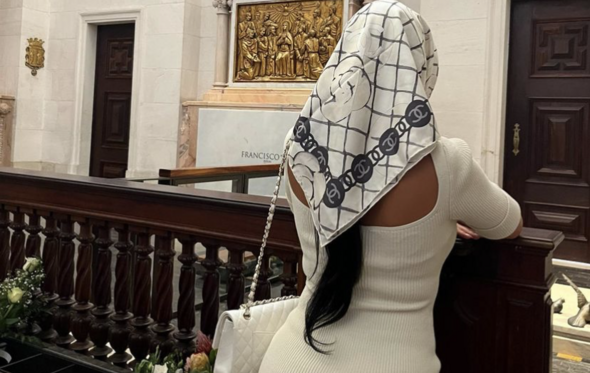 Georgina Rodríguez visita o Santuário de Fátima após a perda de Angel