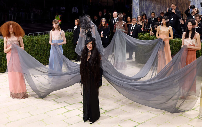 Estrelas inspiram-se nas artes na passadeira vermelha da Met Gala 2026