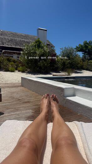Cristina Ferreira relaxa ao sol num refúgio, apesar da polémica