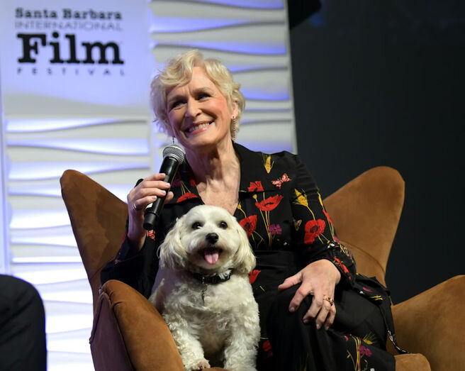 Glenn Close é imortalizada no TCL Chinese Theatre. E o seu amiguinho Pip também 