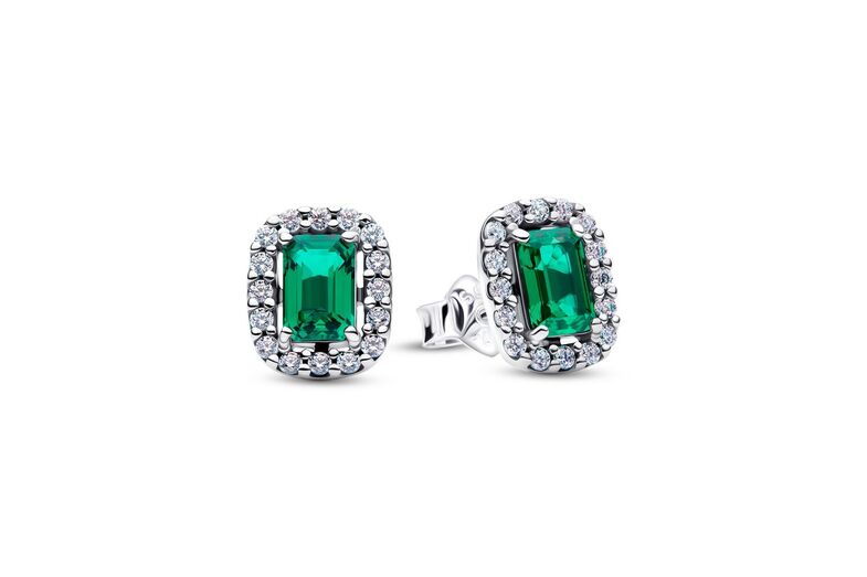 Brincos Pandora com esmeraldas da coleção Primavera 2026 "Emerald Green"