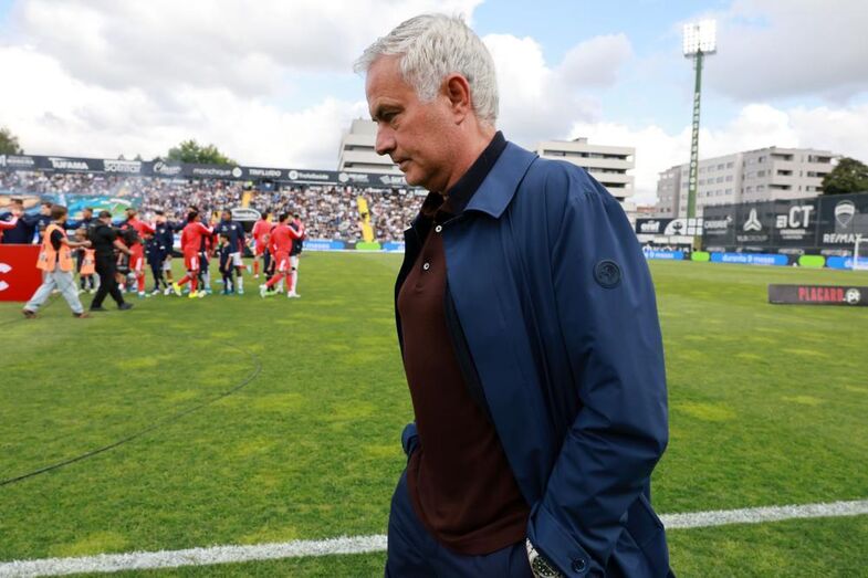 Treinador José Mourinho, Benfica, Vila Nova de Famalicão