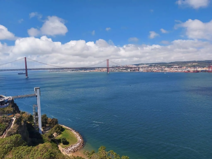 Elevador panorâmico com vista para Lisboa e a Ponte 25 de Abril.
