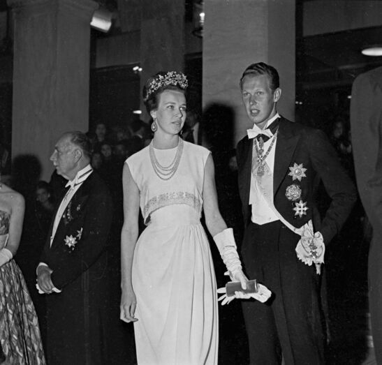 Maria Gabriella de Saboia com o irmão, Victor Emmanuel de Saboia, no casamento de Juan Carlos e Sofia