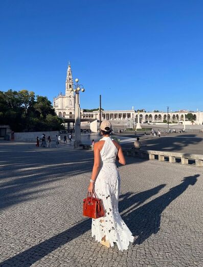 Georgina em Fátima busca conforto após a perda, fé como pilar na sua vida