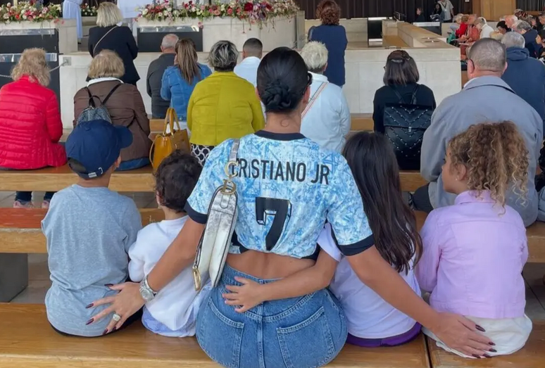 Georgina e os filhos visitam Fátima após perda de bebé. Fé como pilar.
