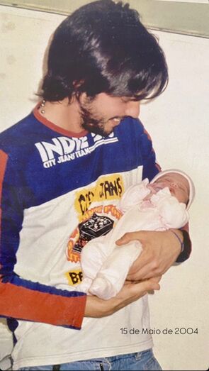 Cláudio Ramos com a filha, Leonor, em maio de 2004