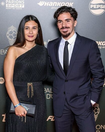 Vitinha, futebolista português de sucesso, destaca-se no mundo do futebol