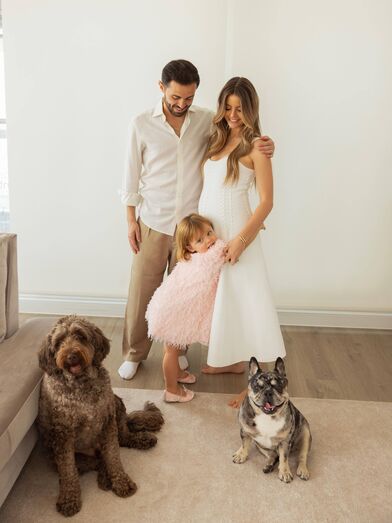 Bernardo Silva encanta fãs com momento familiar: a filha abraça a barriga da mãe grávida