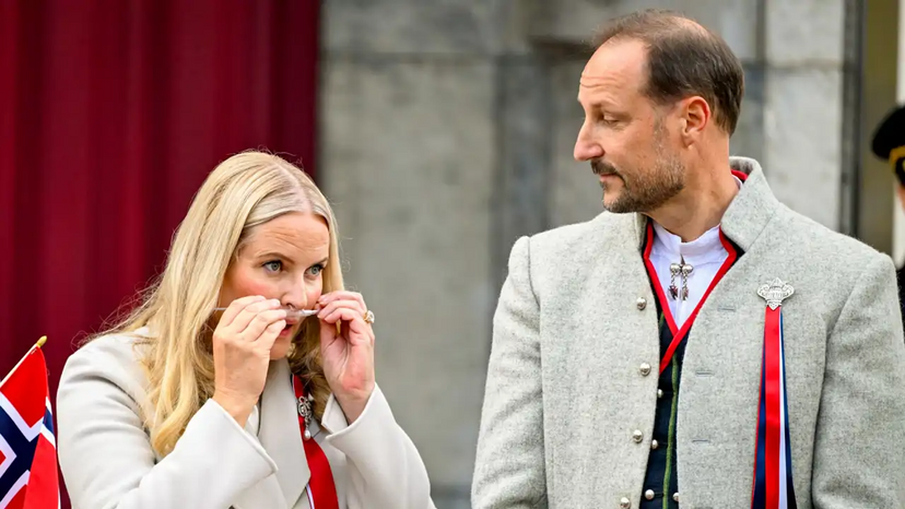 Mette-Marit usa suporte respiratório no Dia Nacional da Noruega