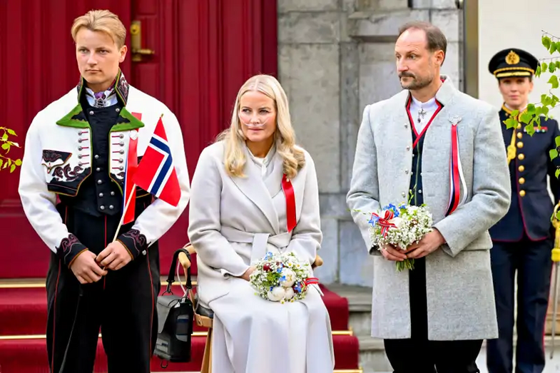 Mette-Marit usa suporte respiratório no Dia Nacional da Noruega.
