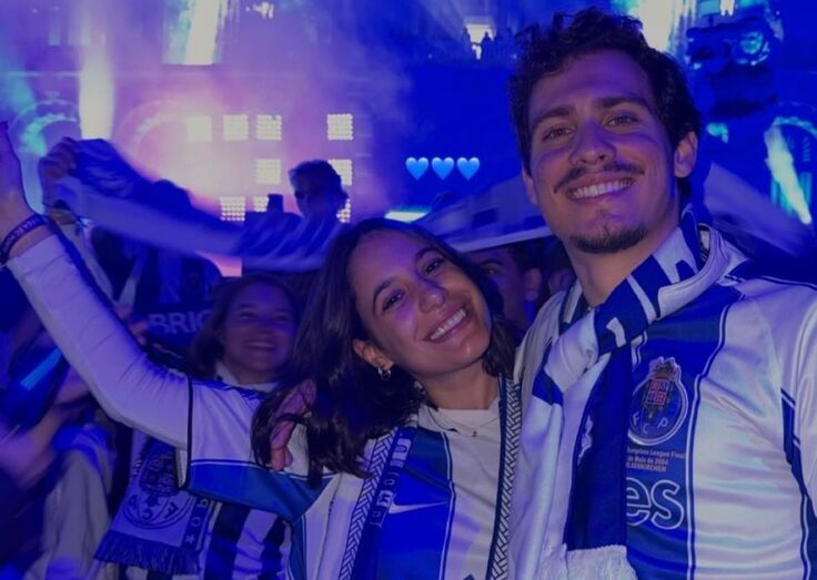 Hugo Montenegro festeja título do FC Porto com a namorada no Porto