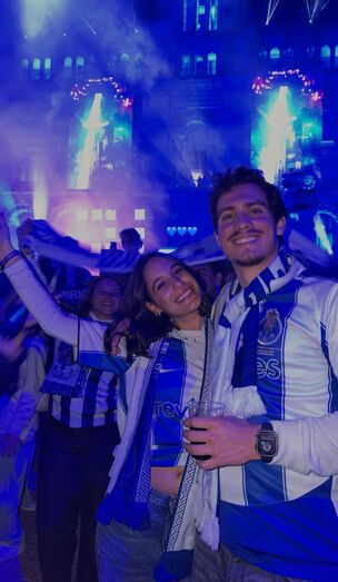 Hugo Montenegro festeja título do FC Porto com namorada, nas ruas do Porto