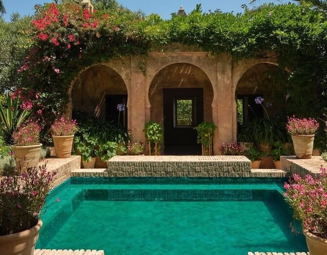 Piscina verde com arquitetura marroquina e plantas