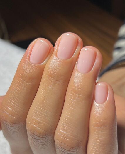 Unhas curtas e discretas são tendência, tal como na maquilhagem, onde "menos é mais"