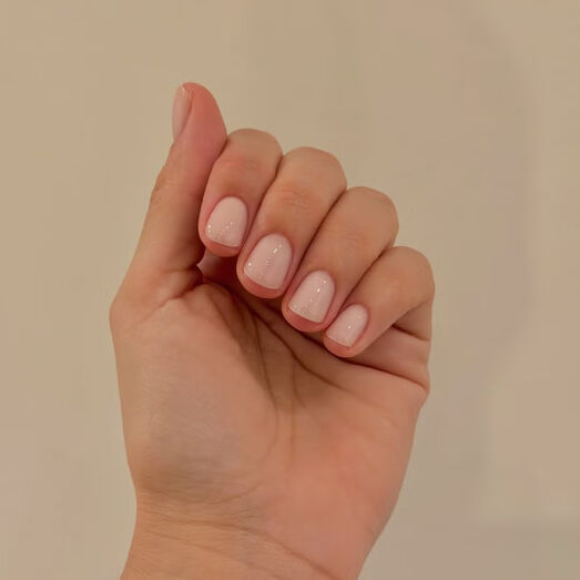 Unhas curtas são o novo luxo discreto: simplicidade domina o mundo da manicure