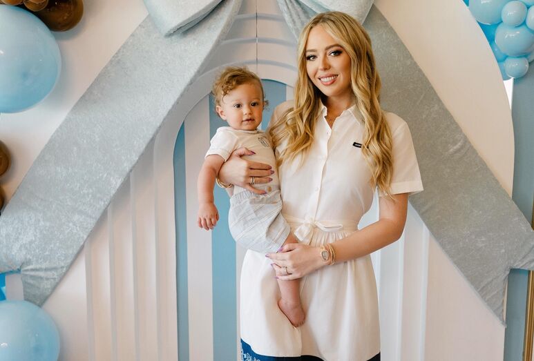Tiffany Trump festeja com filho em Mar-a-Lago