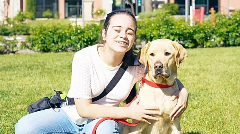 Aos 14 anos, Gabriela recebe o primeiro cão-guia atribuído a uma jovem menor no país