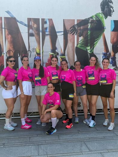 Participantes na Corrida da Mulher da EDP exibem as suas t-shirts