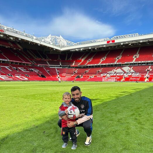 Bruno Fernandes recorda origens humildes e o valor do respeito