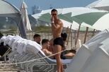 Primeira ida a banhos em Miami! Apanhado na praia, Cristiano Ronaldo mostra físico impressionante