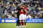 Jogador Christian Eriksen cai no relvado no jogo amigável entre a Dinamarca e Ucrânia