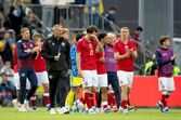 Jogador Christian Eriksen cai no relvado no jogo amigável entre a Dinamarca e Ucrânia