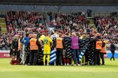 Jogador Christian Eriksen cai no relvado no jogo amigável entre a Dinamarca e Ucrânia