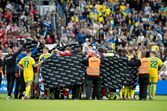 Jogador Christian Eriksen cai no relvado no jogo amigável entre a Dinamarca e Ucrânia