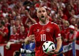 Jogador Christian Eriksen cai no relvado no jogo amigável entre a Dinamarca e Ucrânia