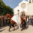 Leonor Sá Pinto deixa a igreja, a cavalo