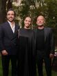 Os irmãos Rui e Francisca Amorim Alegre, filhos de Paula Amorim, no evento em Paris, com o arquiteto belga Vincent Van Duysen