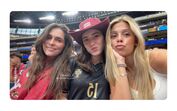Madalena Aragão e amigas no estádio de Houston