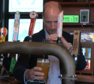 Príncipe do Povo! William tira uma imperial num bar no sul de Londres