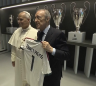 Papa Leão XIV recebe camisola personalizada do Real Madrid em encontro com Florentino Pérez