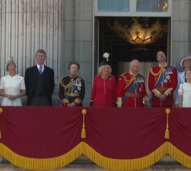 Família real britânica assiste a tradicional desfile aéreo da varanda do Palácio de Buckingham 