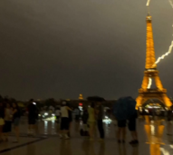 Relâmpagos atingem a Torre Eiffel durante tempestade em Paris